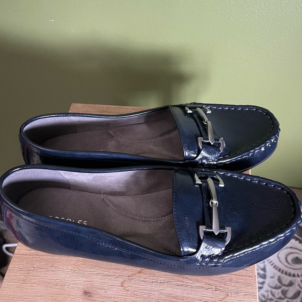 AEROSOLES Dark Blue patent leather Loafers with Silver Buckle size 8 wide
